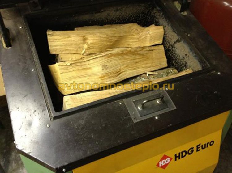 уложенные дрова в шахту топочной камеры