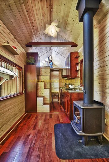 деревянный дом с металлической печью