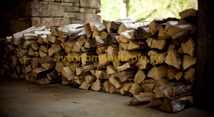 Можно ли топить печь сырыми дровами